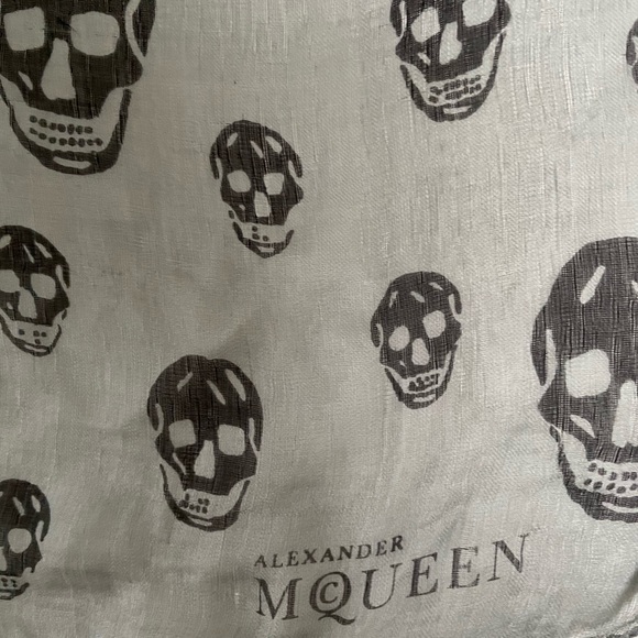Alexander McQueen 100% Silk Black and Grey Skull Scarf - Picture 4 of 6